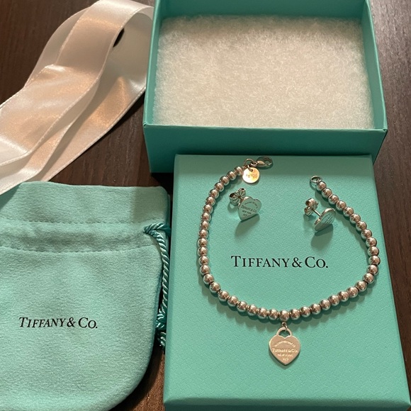 Return to Tiffany Silver Earrings & Bracelet Set - Picture 3 of 13